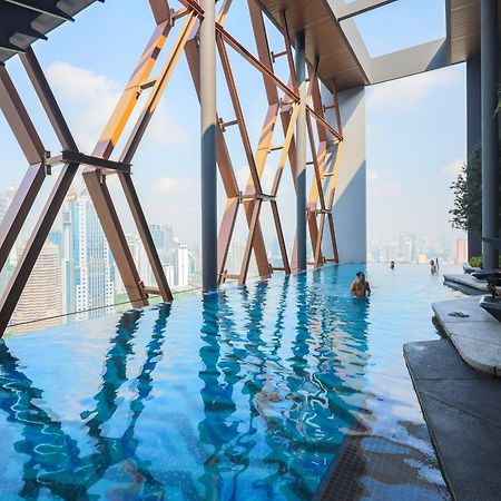 Scarletz Suites Klcc By Mykey Global Kuala Lumpur Exterior foto The pool at the 39th floor