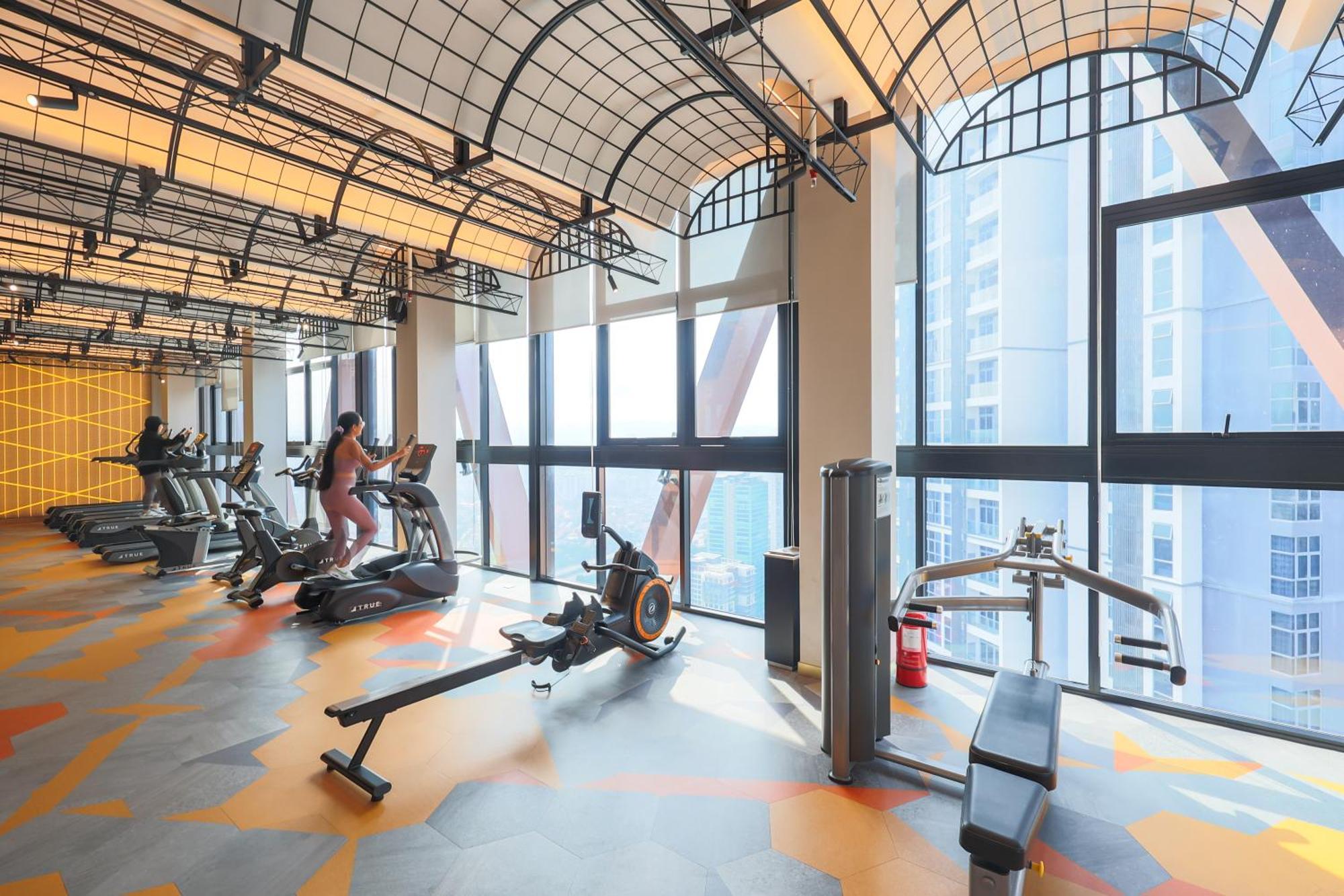 Scarletz Suites Klcc By Mykey Global Kuala Lumpur Exterior foto The gym at the 100-metre high Sky Garden